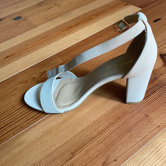 Women’s taupe heels size 6 - Picture 4 of 4